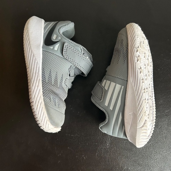 Nike Star Grey & White Toddle Sneakers - Picture 5 of 13